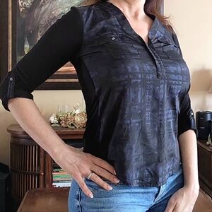 Rock & Republic Black Patterned V-Neck Roll-Tab Sleeve Top